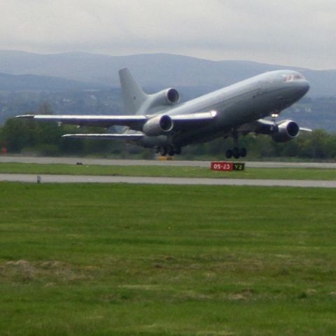 ZD953 — - The Tristar KC1 just as it lifts its nose to takeoff from Glasgow Airport, Scotland