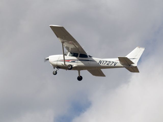 Cessna Skyhawk (N1727V) - Take off runway 26.