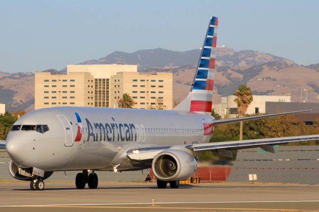 Boeing 737-800 (N871NN)