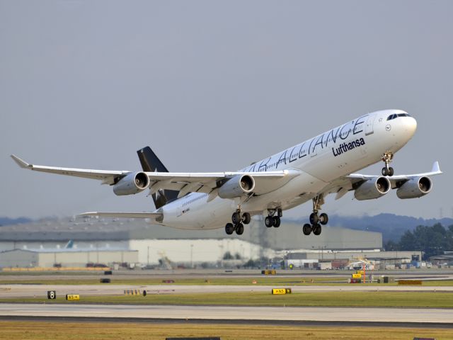 Airbus A340-300 (D-AIGC) - Is not too often that one gets to see this Lufthansa "Star Alliance" A340-311 taking to the sky.