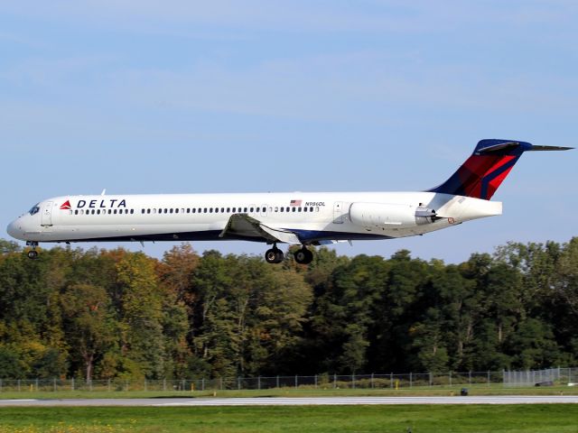 McDonnell Douglas MD-88 (N986DL)