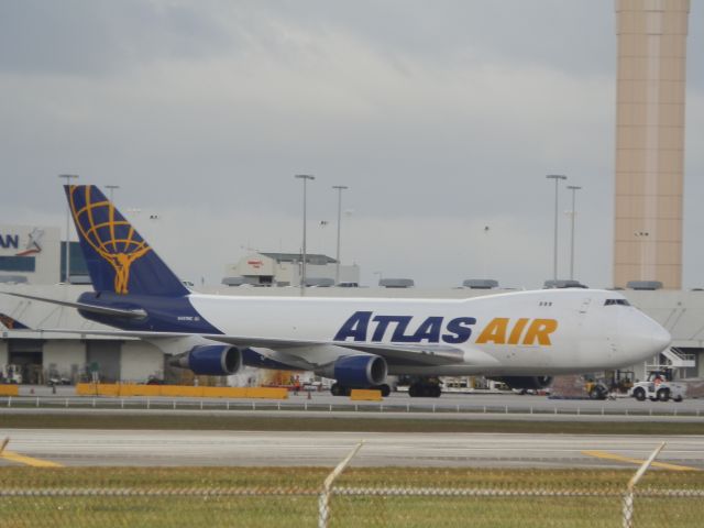 Boeing 747-400 (N497MC)