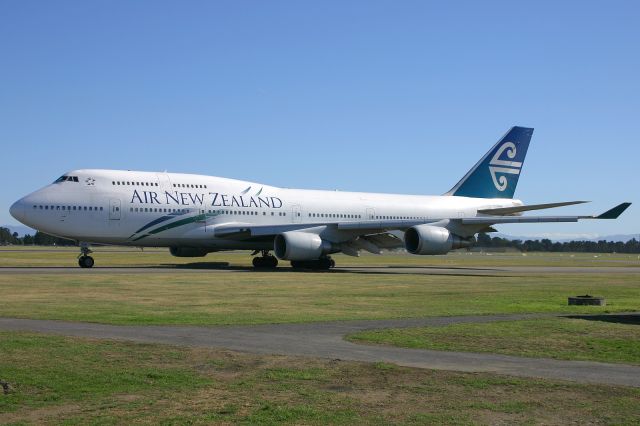 Boeing 747-400 (ZK-SUH)