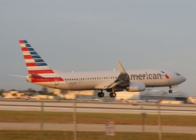 Boeing 737-800 (N927NN)