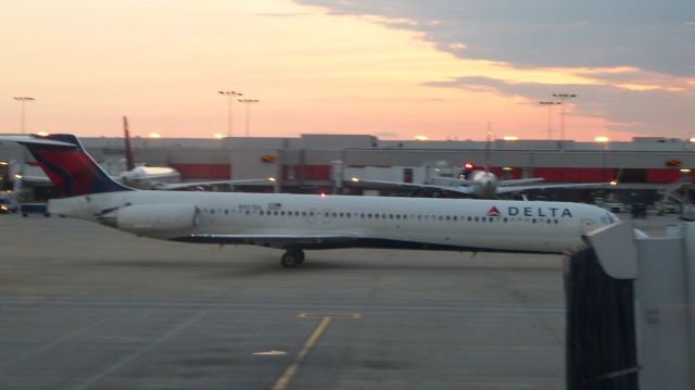 McDonnell Douglas MD-90 (N957DL) - Del to DAL in 1990