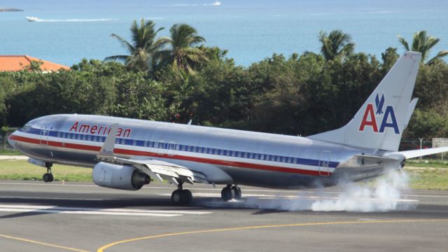 Boeing 737-800 (N947AN)