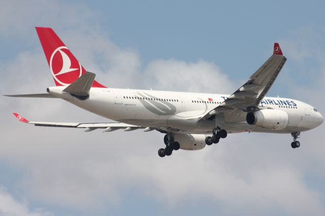 Airbus A330-200 (TC-LOM)