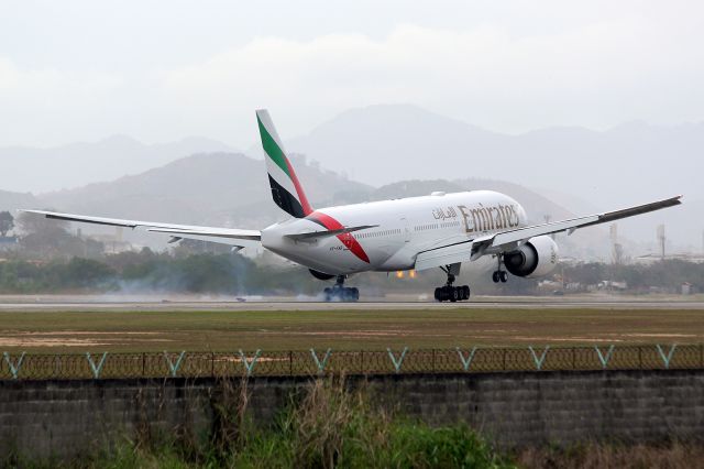 Boeing 777-200 (A6-EWB)