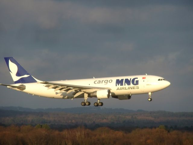 Airbus A300F4-600 (TC-MCC) - Eine A300-600F der MNG mit der Reg TC-MCC am Nachmittag des 14.12.2014 im Anflug auf Rwy 14L des Airports CGN.