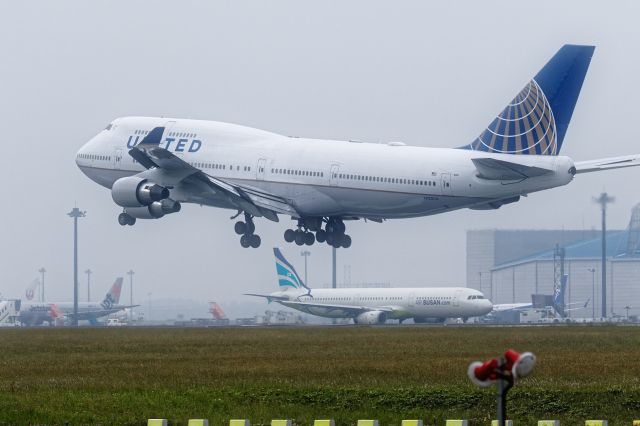 Boeing 747-400 (N128UA)