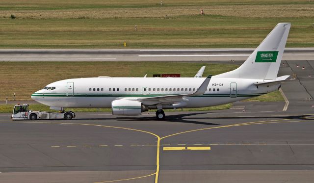 Boeing 737-700 (SHU101) - on the way to her parkposition, DUS/ EDDL, 22. jun 2022