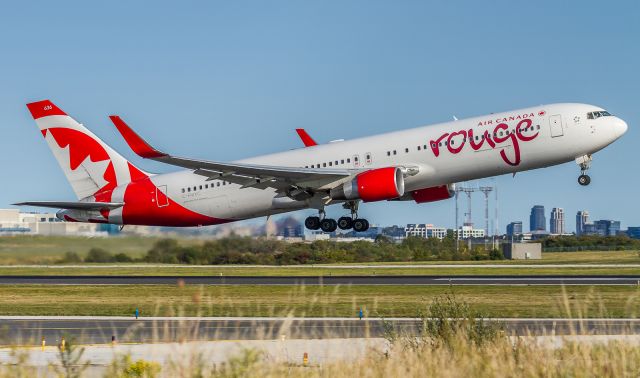 BOEING 767-300 (C-FMXC)