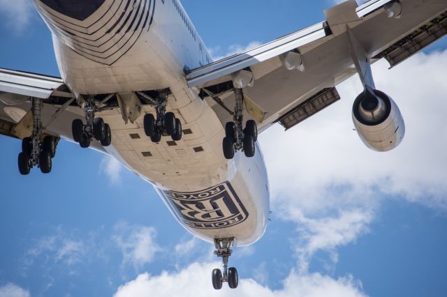 Boeing 747-200 (N787RR) - 09/218 landing at Tucson AZ Test Bed aircraft for Rolls-Royce 