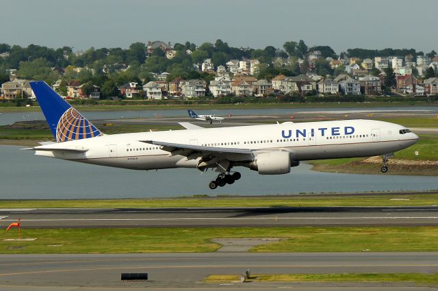 Boeing 777-200 (N780UA) - United 768 landing on 15R as a Cape Air Cessna lands on the parallel runway 15L