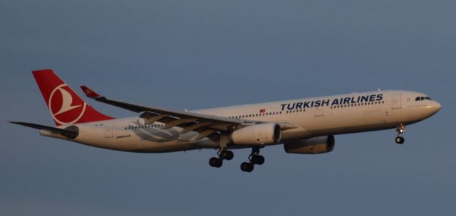 Airbus A330-300 (TC-JNR)