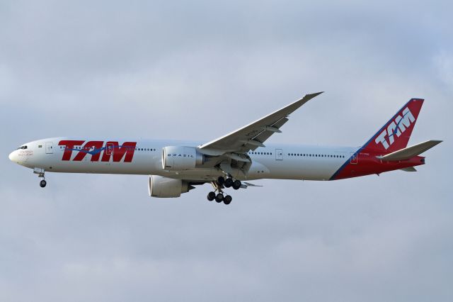 BOEING 777-300 (PT-MUG)