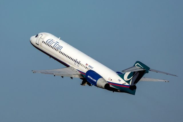 Boeing 717-200 (N983AT) - Departing KTPA on RWY 1R bound for KPIT - 11/292014.