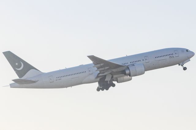 Boeing 777-200 (AP-BMH)