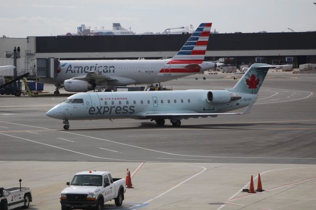 Canadair Regional Jet CRJ-200 (C-GUJA)