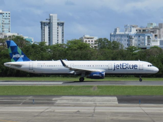 Airbus A321 (N989JT)