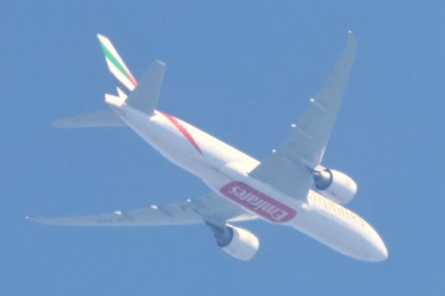 Boeing 777-200 (A6-EWA) - A6-EWA Boeing B-777 21 HRL. Emirates EX244. De Montréal YUL. Vers Dubai DXB. Altitude 6343 Mètres. Vitesse 827 KM/H. Survolant la ville de Lavaltrie QC. Le 14-05-2025 à 10:23.