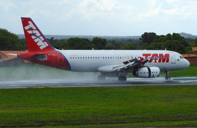 Airbus A320 (PT-MZJ)