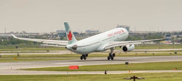 Airbus A330-300 (C-GHKR)