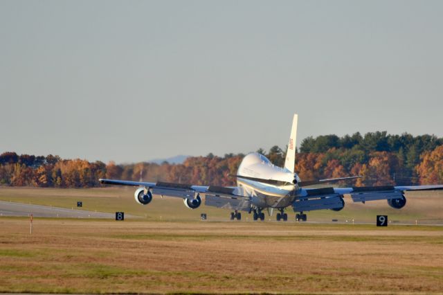 Boeing 747-200 (28000) - An autumn golden hour arrival with POTUS 44 onboard.