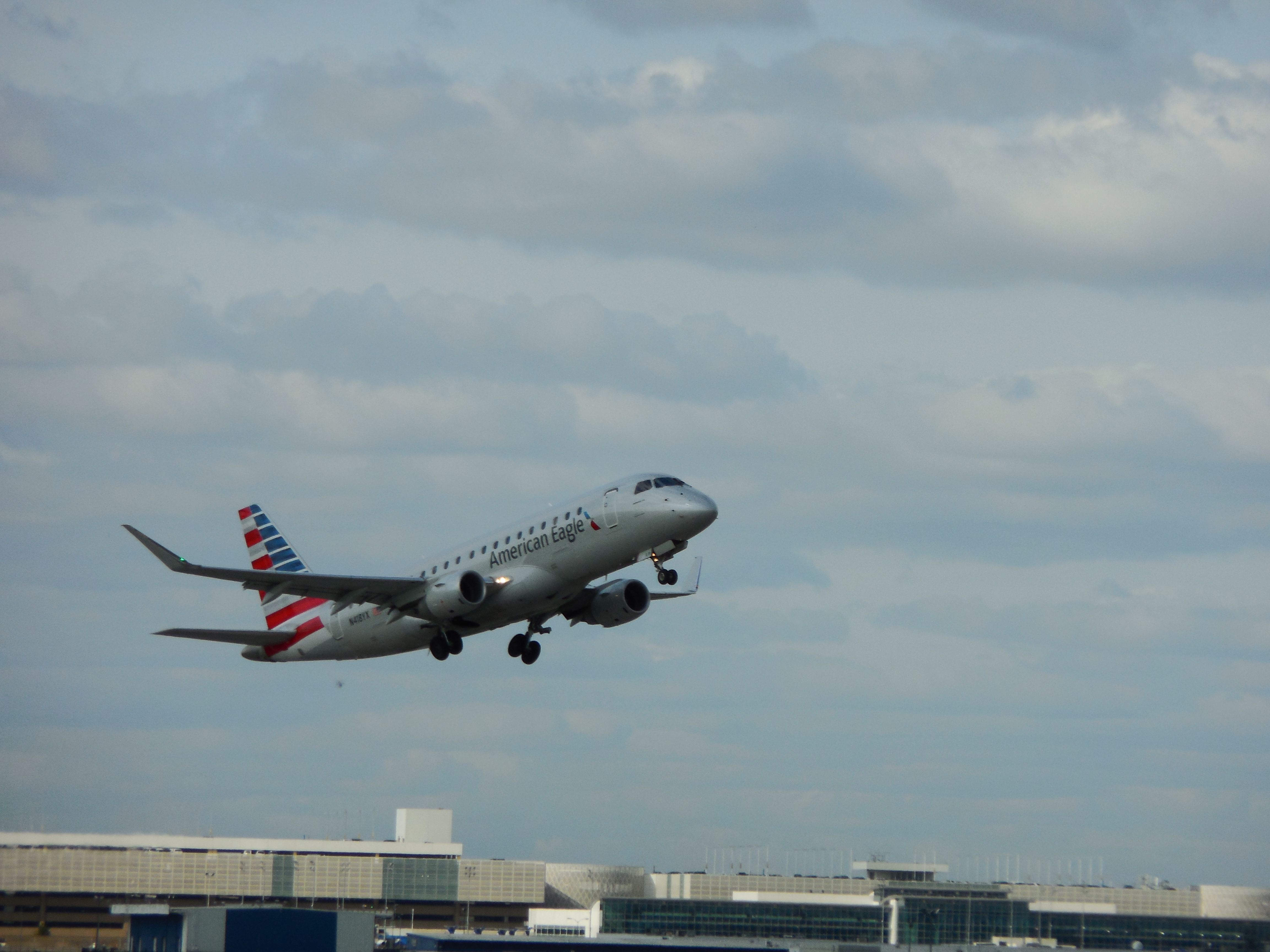 Embraer 170/175 (N418YX)