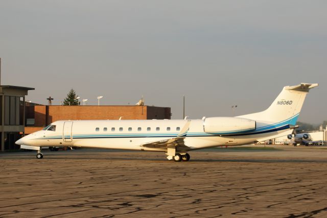 Embraer ERJ-135 (N806D)