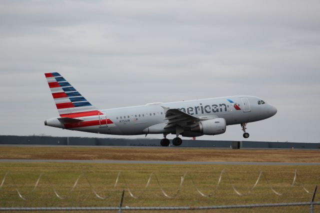 Airbus A319 (N751UW)