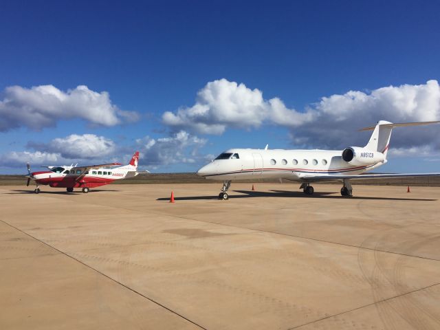 Gulfstream Aerospace Gulfstream IV (N851CB) - Cessna Caravan used to transport G450 Crew, from Kapalua to Lani - Aloha!!