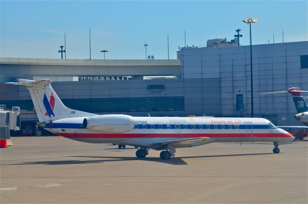 Canadair Regional Jet CRJ-200 (N819AE)