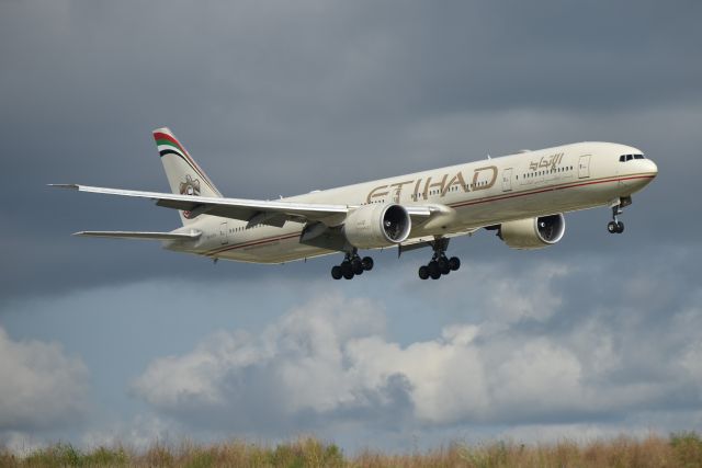 BOEING 777-300 (A6-ETH) - 10-C