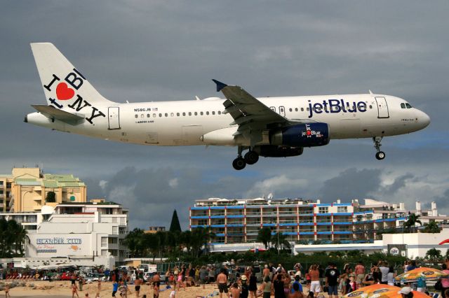 Airbus A320 (N586JB)