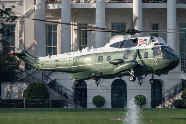 15-9359 — - 159359 (Marine One a few minutes before) lifting off of the White House's south lawn for a flight to Joint Base Anacostia