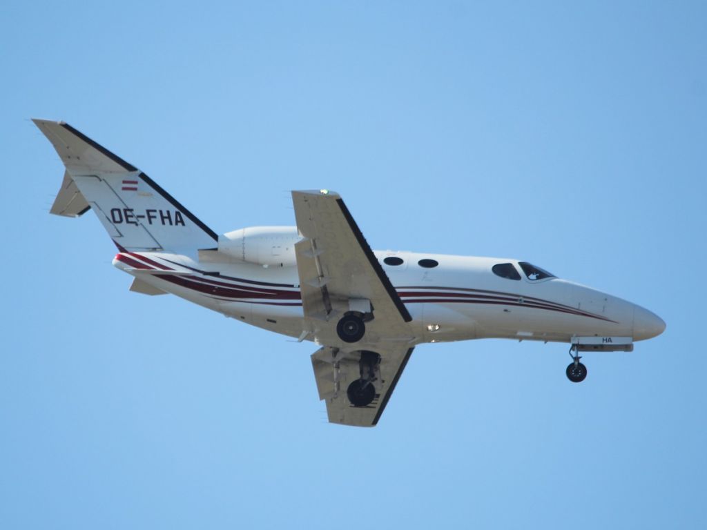 Cessna Citation Mustang (OE-FHA) - 30 aout 2015 - short final 05, from the beach 