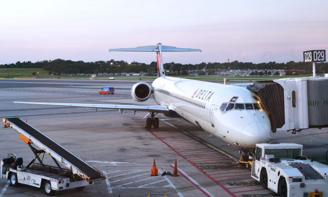 McDonnell Douglas MD-90 (N913DN) - Delta Air Lines McDonnell Douglas MD-90-30 N913DN in Baltimore 