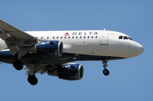 Airbus A319 (N319NB) - This first photo of N319NB in the Flight Aware photo gallery was snapped as the former NWA Airbus was on short final to Reno Tahoe Internationals runway 34L.