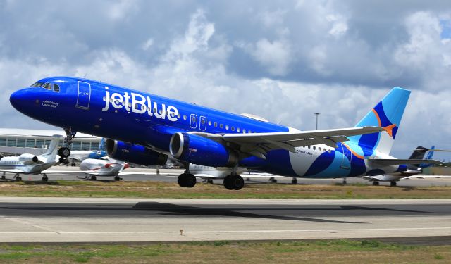 Airbus A320 (N608JB)