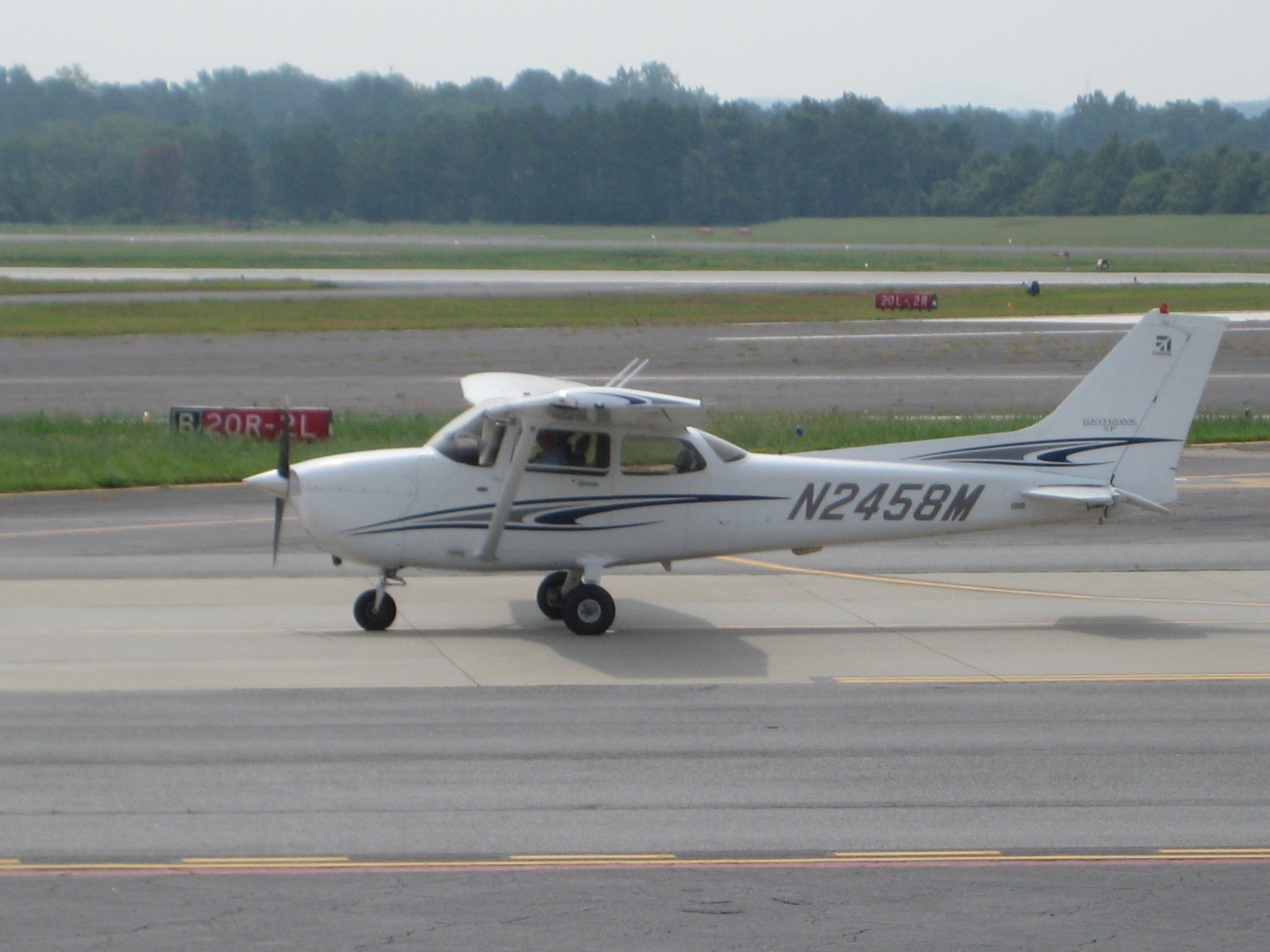 Cessna Skyhawk (N2458M)