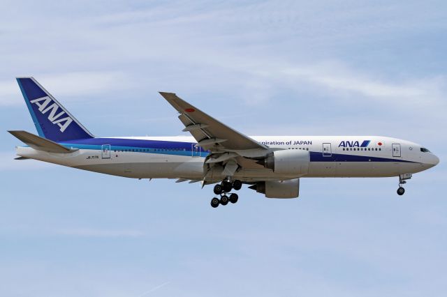 Boeing 777-200 (JA717A)