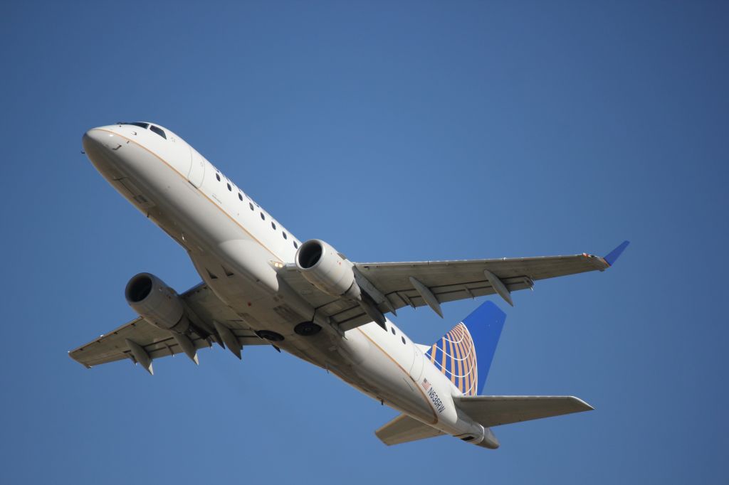 Embraer 170/175 (N636RW) - Departing 17L