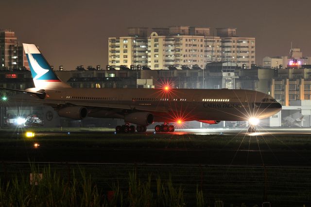 Airbus A340-300 (B-HXA)