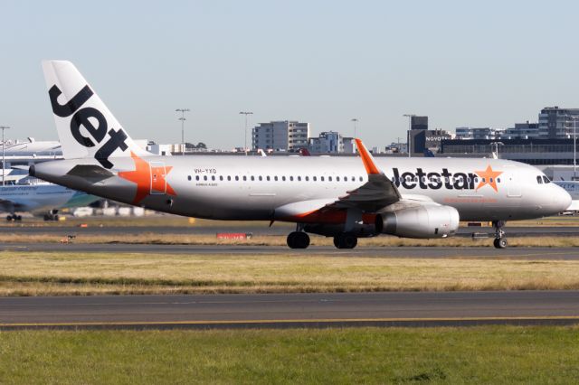 Airbus A320 (VH-YXQ)