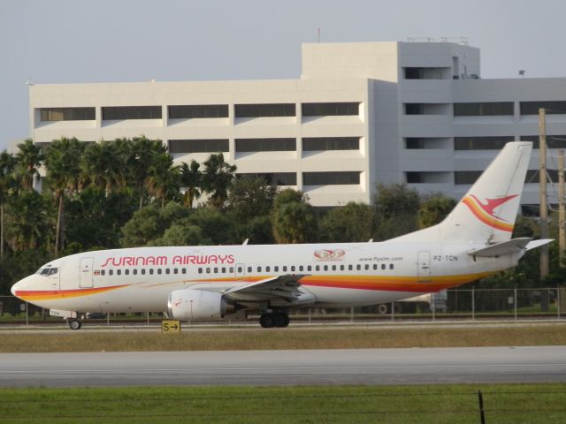 BOEING 737-300 (PZ-TCN)