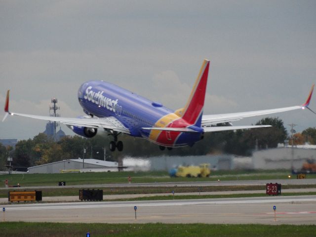 Boeing 737-800 (N8664J)