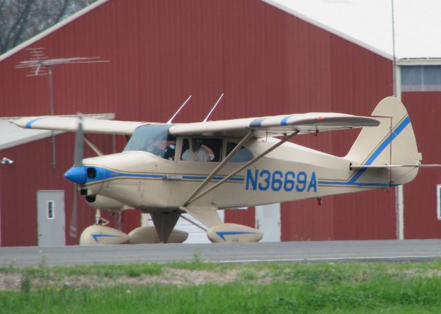 Piper PA-22 Tri-Pacer (N3669A) - Taxiing after landing on 32 at the Shreveport Downtown airport.