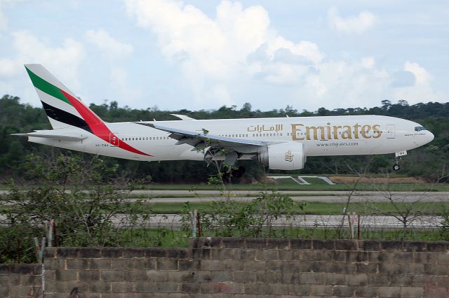 Boeing 777-200 (A6-EWA)