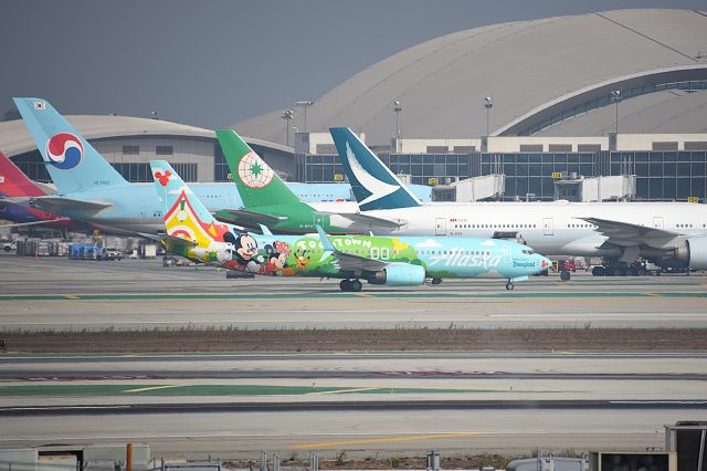 Boeing 737-800 (N565AS) - Loonie Tunes 10-13-24. My first time to catch this bird.